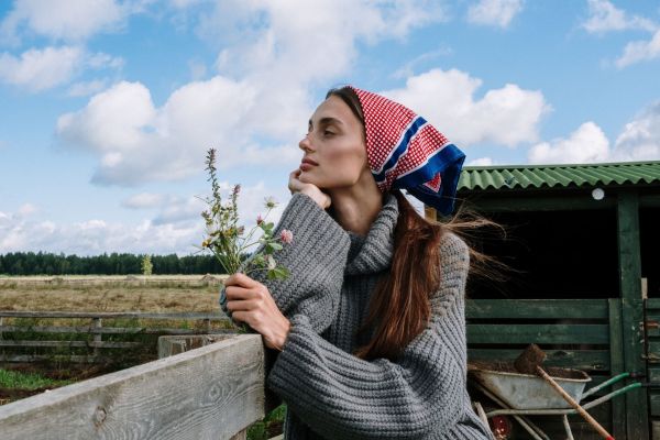 Mastering the Art of Layering Lightweight Scarves for Effortless Spring Style in Cambridge
